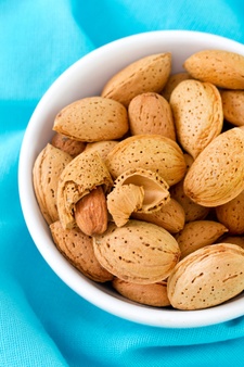 خرید و فروش عمده بادام