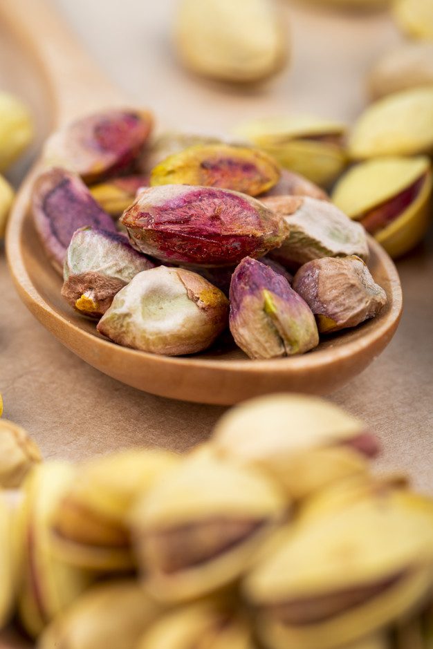 مغز پسته اکبری گلدار و سبز
