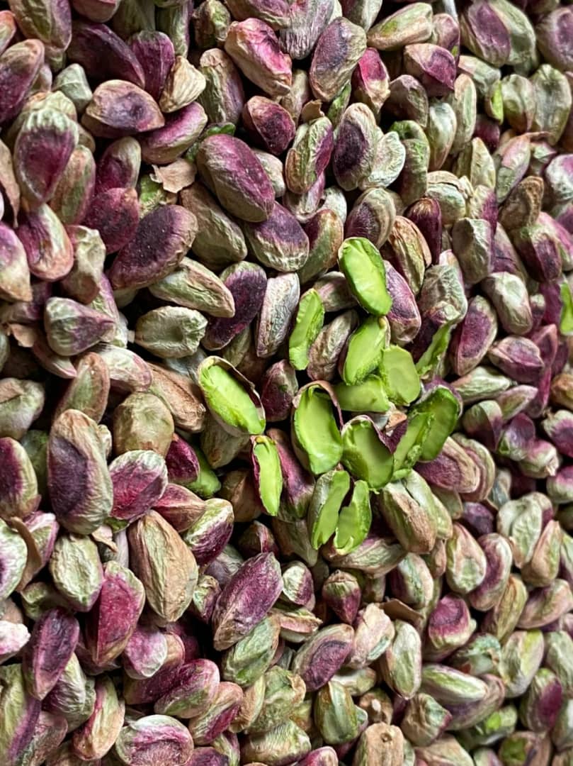 مغز پسته اکبری گلدار و کشیده سبز
