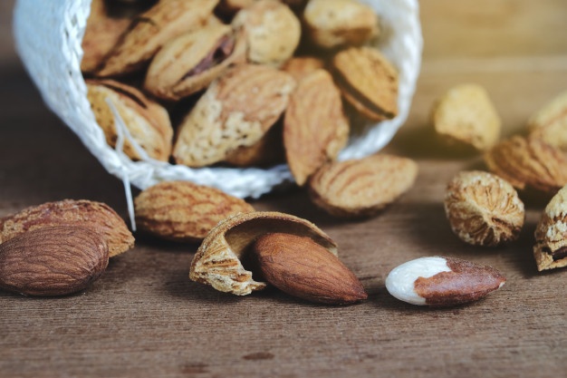 خرید بادام کاغذی با کیفیت شهرکرد