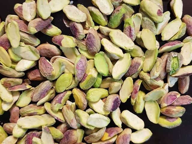 Pistachio kernels halved