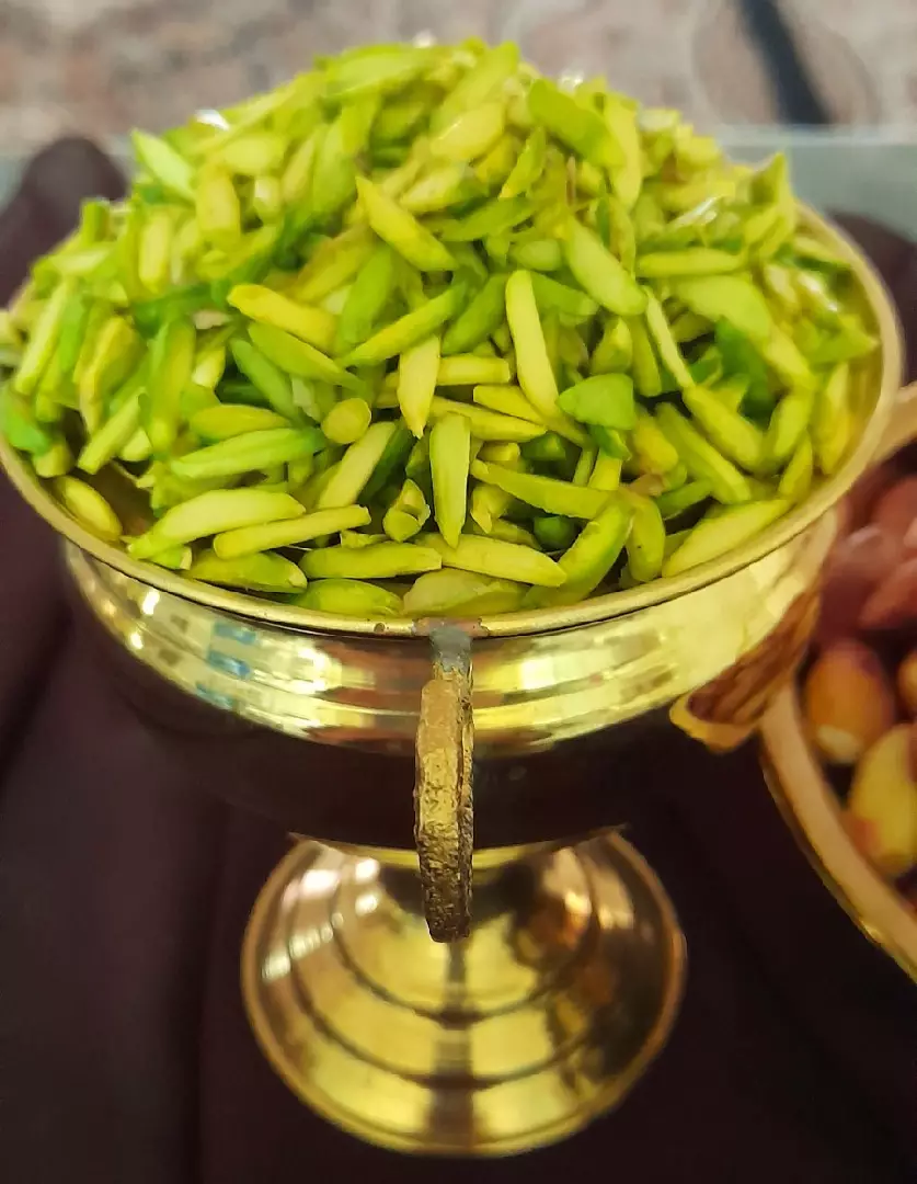 خلال مغز پسته: غذا، بستنی و دسر با خلال پسته سبز_ شرکت شادیز